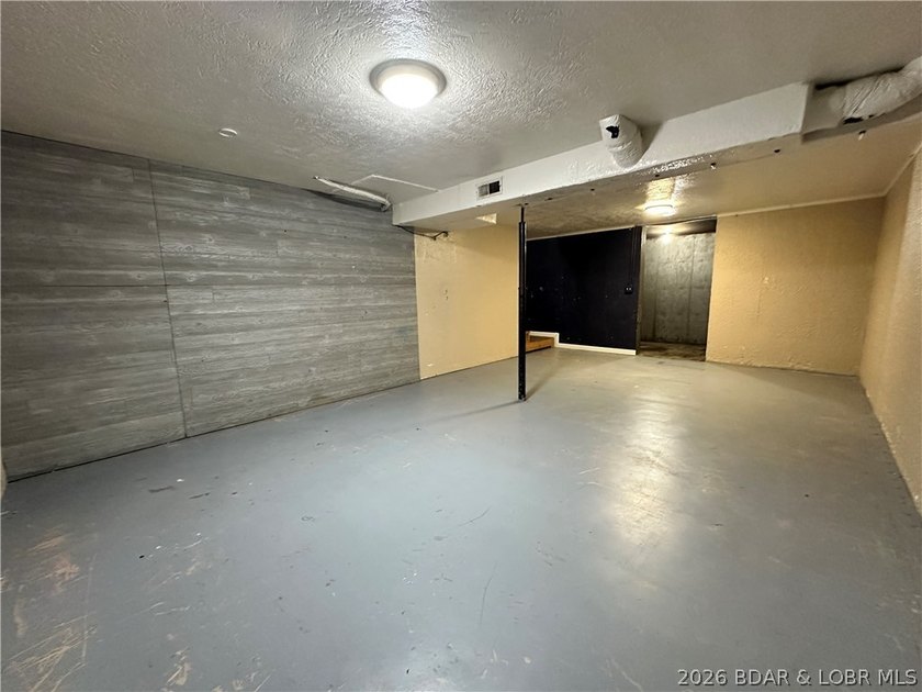 4-bed, 2-bath home in Warsaw featuring an open floor plan - photo 25