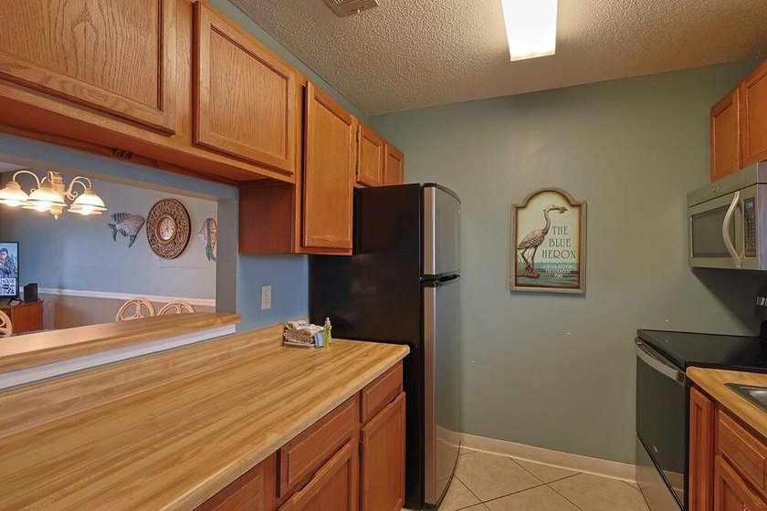 Fantastic location just steps from the beach, hot tubs and - photo 5