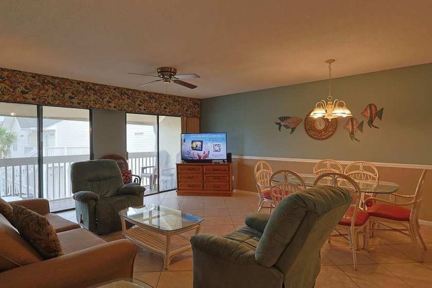Fantastic location just steps from the beach, hot tubs and - photo 6