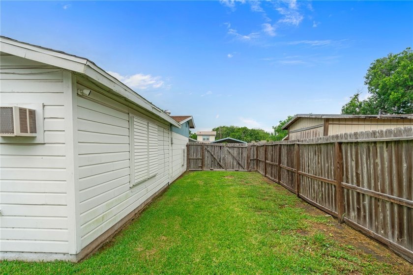 Welcome to this move-in ready gem, perfect for first-time - photo 28