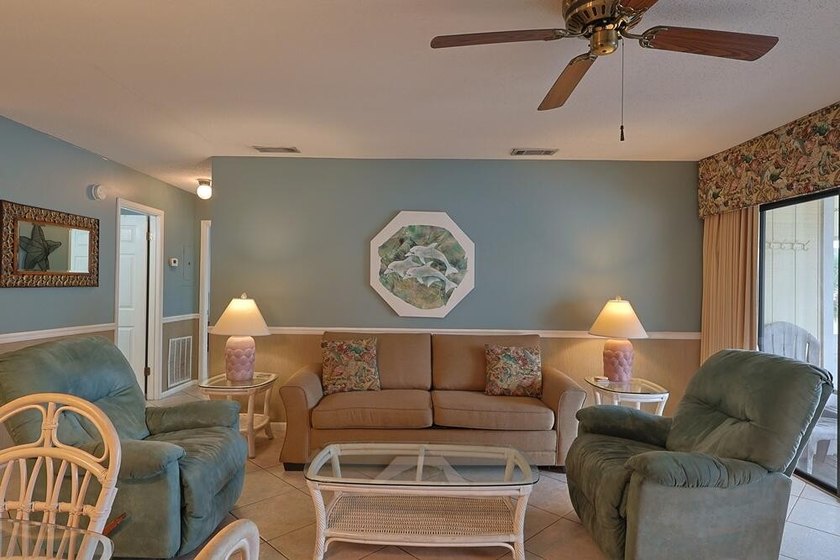Fantastic location just steps from the beach, hot tubs and - photo 8