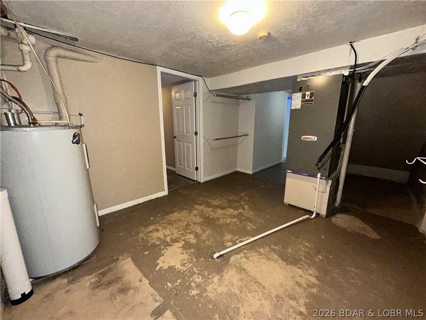 4-bed, 2-bath home in Warsaw featuring an open floor plan - photo 29