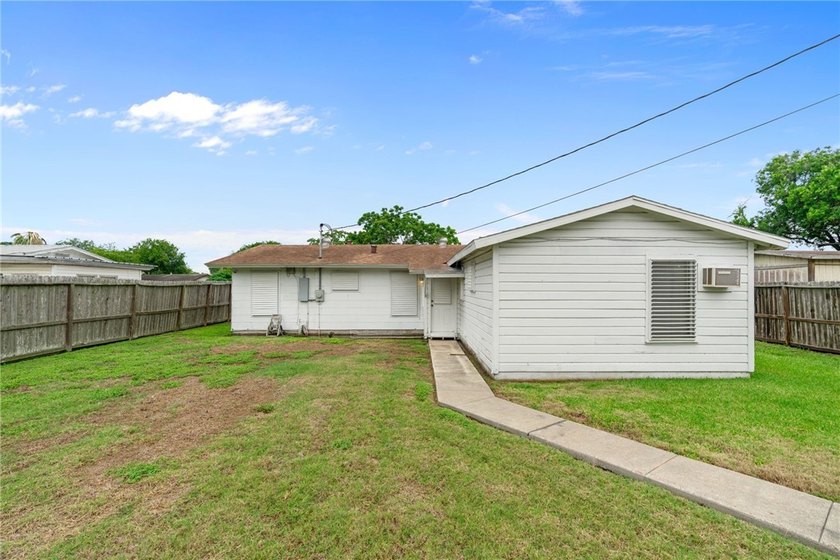 Welcome to this move-in ready gem, perfect for first-time - photo 29