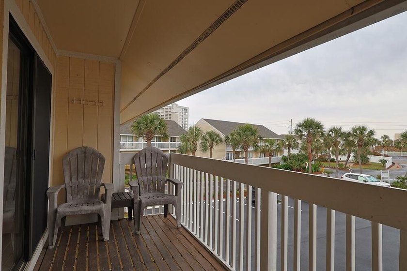 Fantastic location just steps from the beach, hot tubs and - photo 9