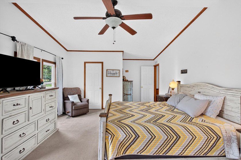 Welcome home to this beautifully maintained 3-bedroom, 2-bath - photo 31