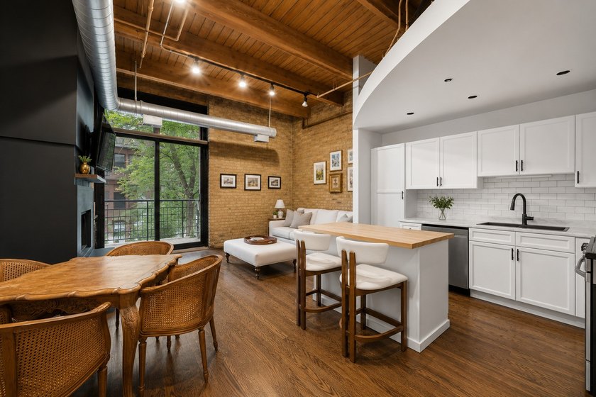 Authentic Bucktown loft living at its finest. Soaring timber - photo 2