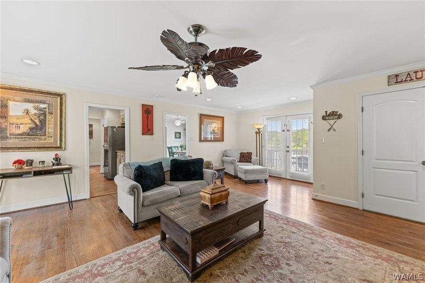Enjoy the ultimate lakefront lifestyle, fully furnished and - photo 6