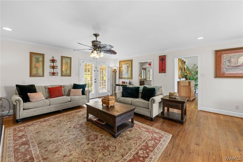 Enjoy the ultimate lakefront lifestyle, fully furnished and - photo 7