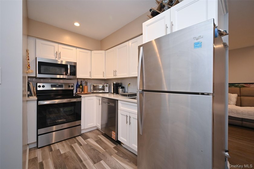 Turn-key brick 2-family in prime Bayside! Great investment - photo 4