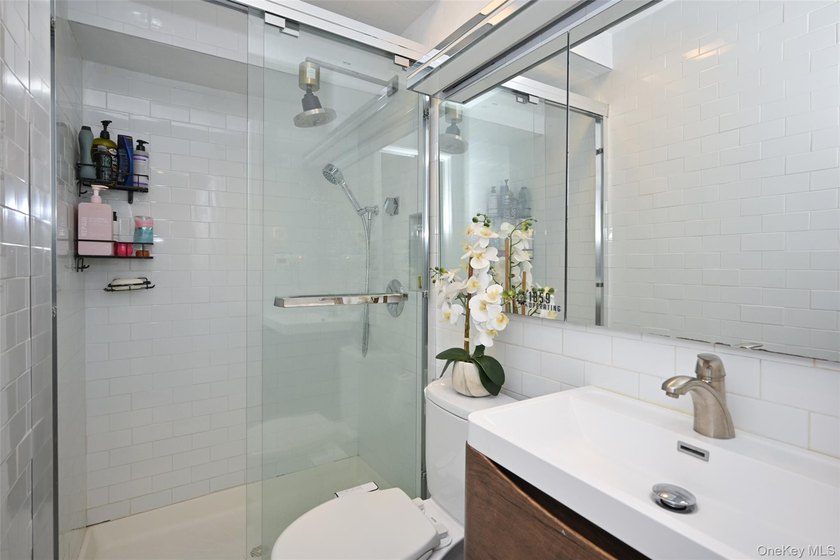 Turn-key brick 2-family in prime Bayside! Great investment - photo 6