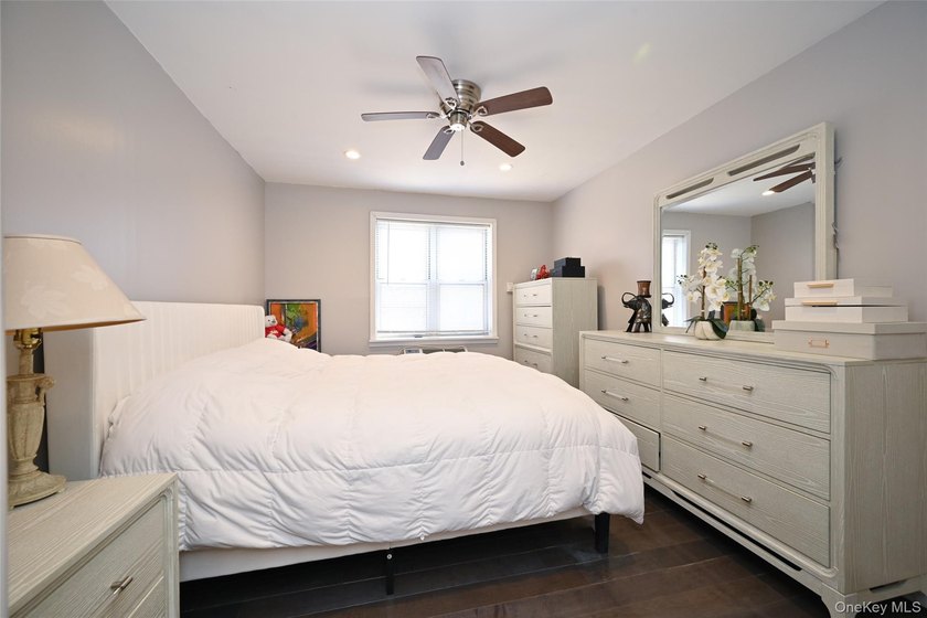 Turn-key brick 2-family in prime Bayside! Great investment - photo 7