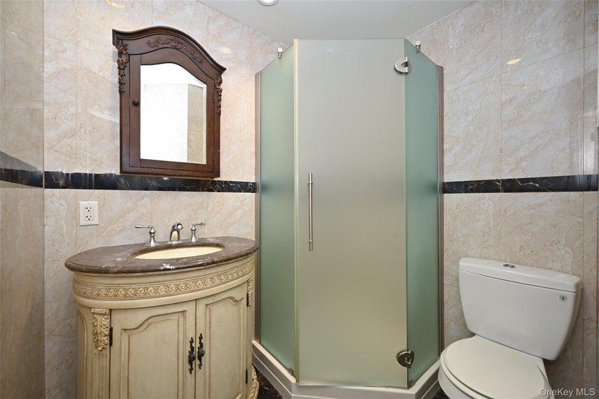 Turn-key brick 2-family in prime Bayside! Great investment - photo 9