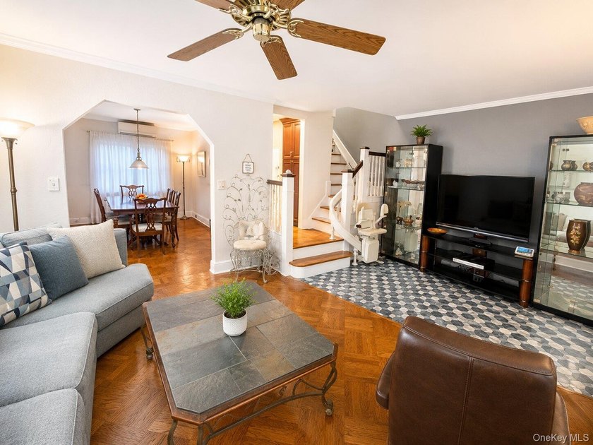Beautiful Attached Home in Prime North Flushing - School - photo 2
