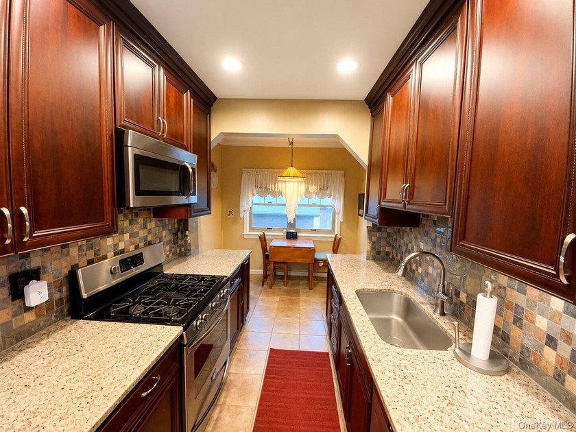 Beautiful Attached Home in Prime North Flushing - School - photo 7