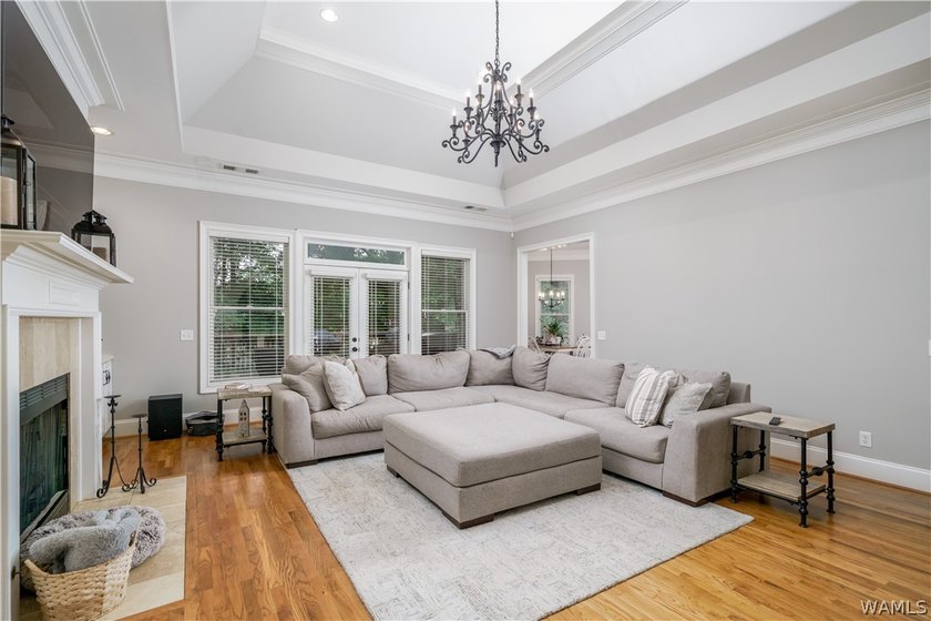 Stunning home located on the golf course in the highly desirable - photo 5