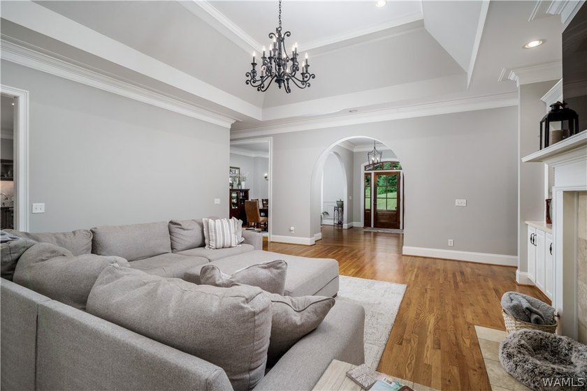 Stunning home located on the golf course in the highly desirable - photo 6