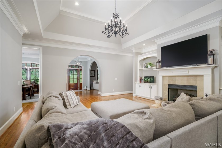 Stunning home located on the golf course in the highly desirable - photo 7