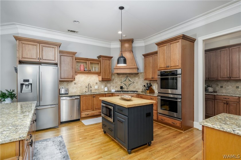 Stunning home located on the golf course in the highly desirable - photo 9