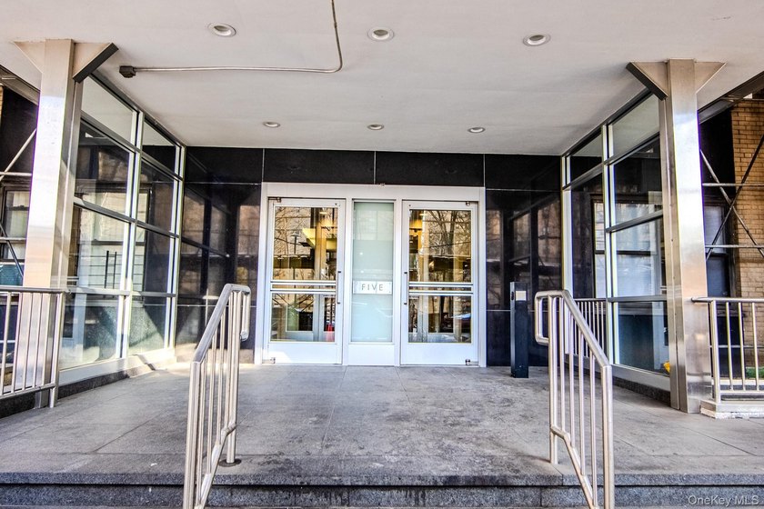 Your home awaits you at Fordham Hill Oval! This renovated, well - photo 17