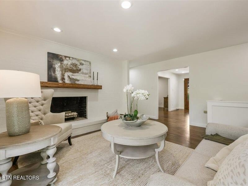 Prestigious Riverbend Estate located on almost an acre level lot - photo 14