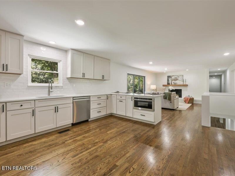 Prestigious Riverbend Estate located on almost an acre level lot - photo 18