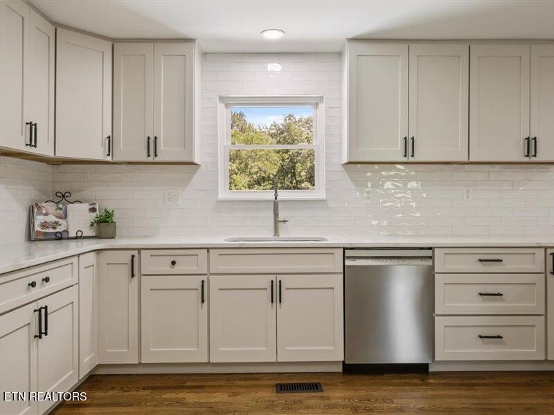 Prestigious Riverbend Estate located on almost an acre level lot - photo 19