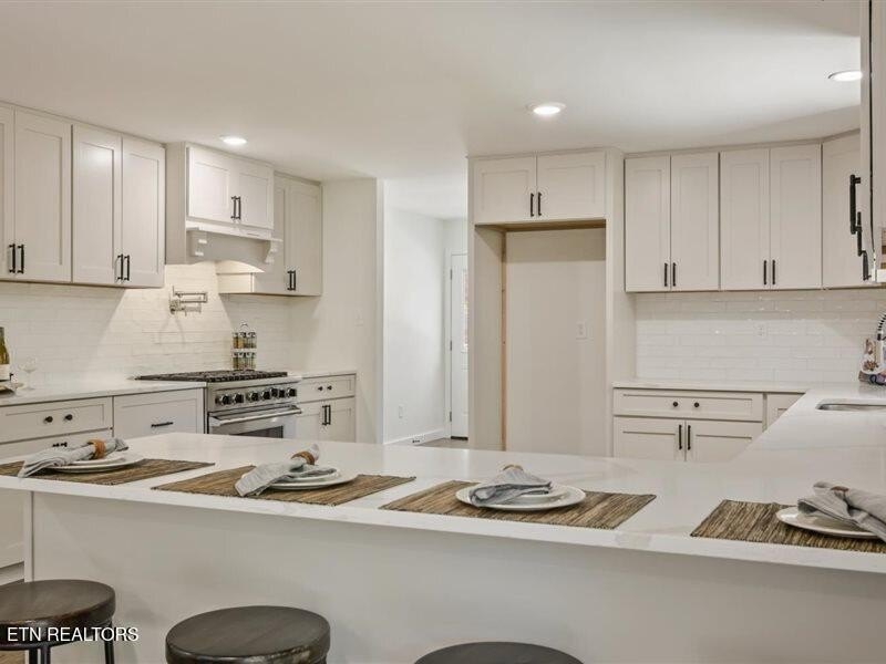 Prestigious Riverbend Estate located on almost an acre level lot - photo 20
