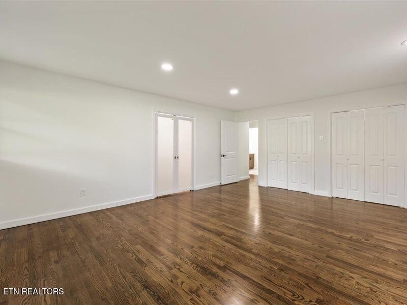Prestigious Riverbend Estate located on almost an acre level lot - photo 23