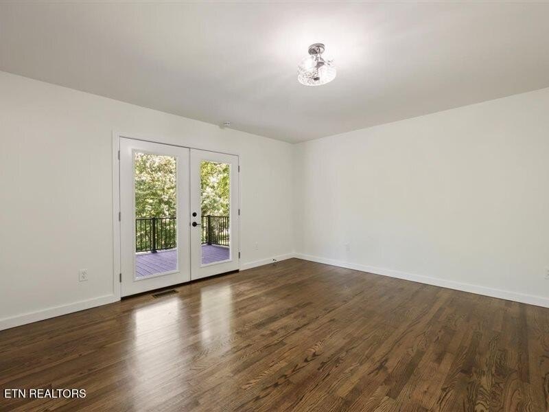 Prestigious Riverbend Estate located on almost an acre level lot - photo 29