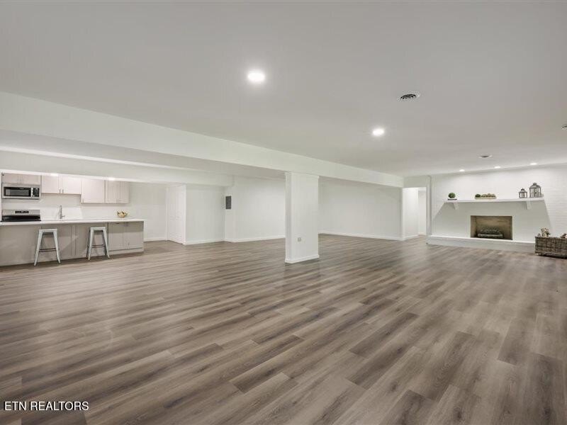 Prestigious Riverbend Estate located on almost an acre level lot - photo 34