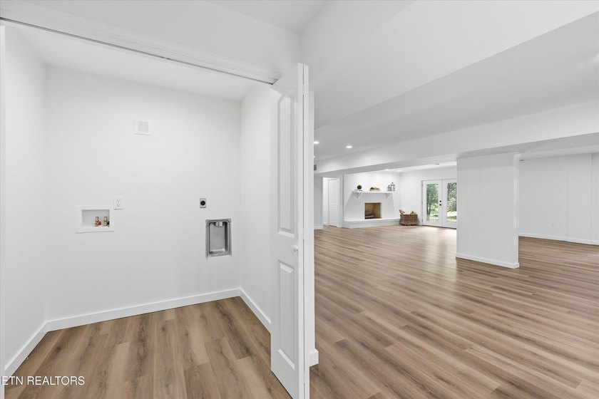 Prestigious Riverbend Estate located on almost an acre level lot - photo 43