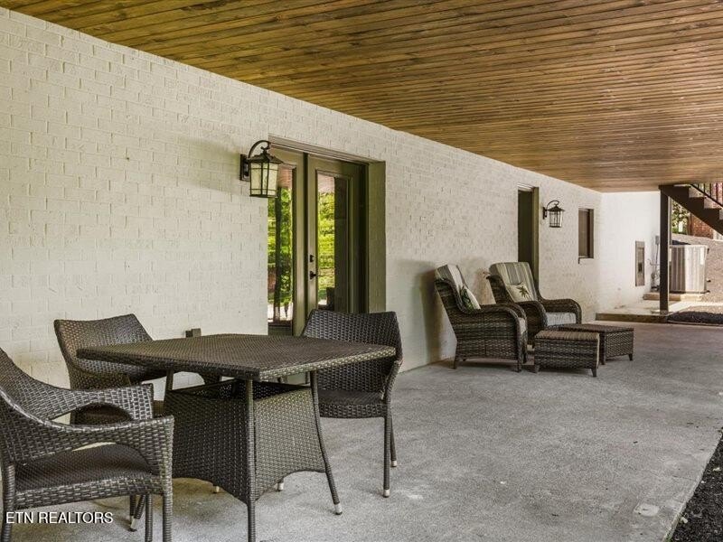 Prestigious Riverbend Estate located on almost an acre level lot - photo 48