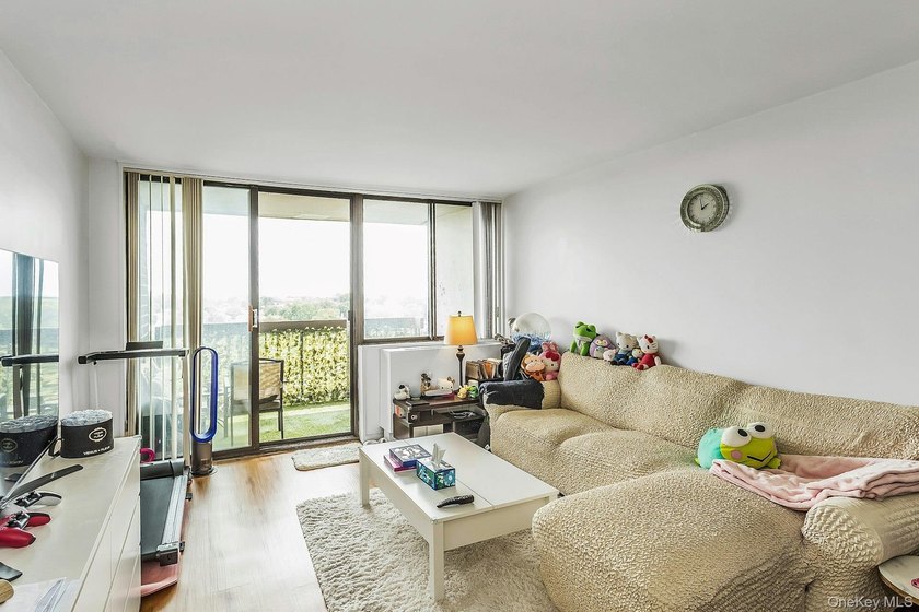 Beautiful *F* Line one bedroom unit with a terrace and a nice - photo 13
