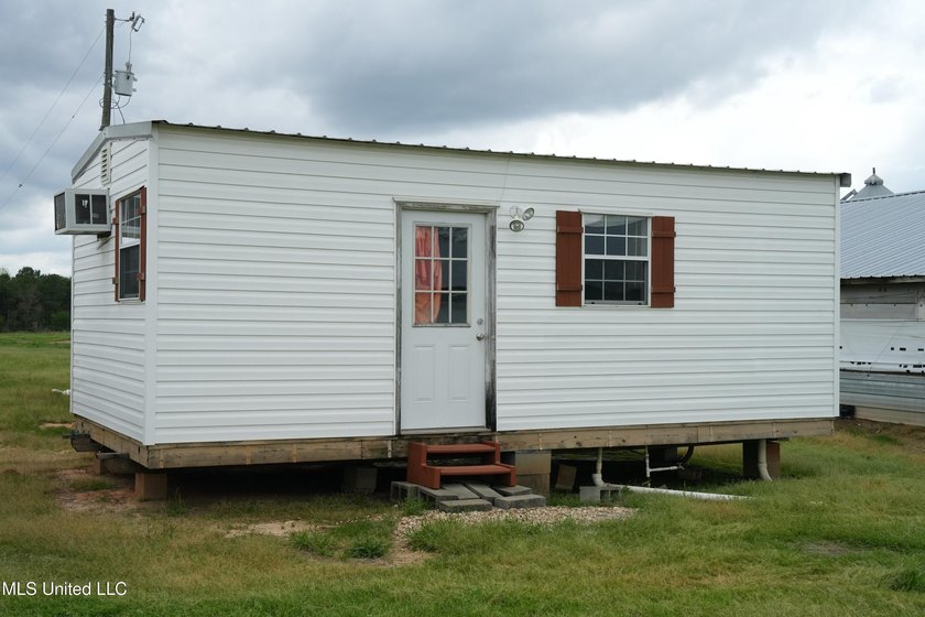 This 6-house poultry broiler farm, situated just north of - photo 14