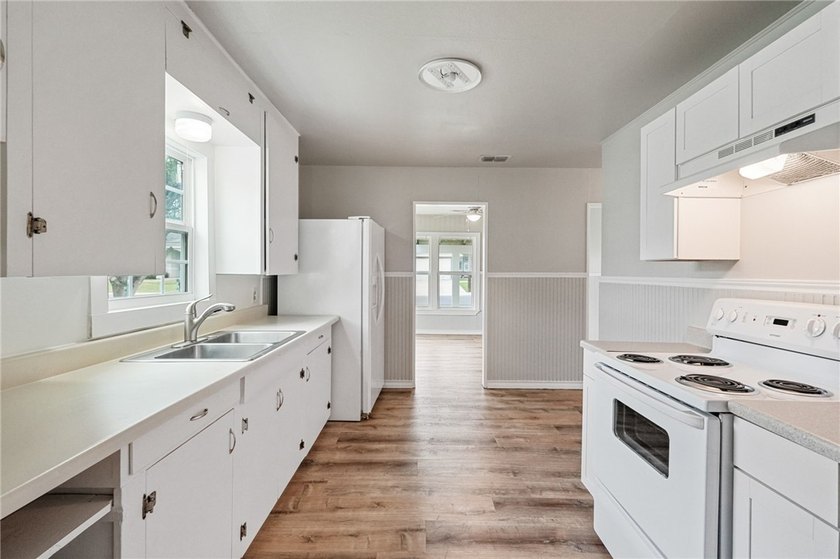 Move-in ready and beautifully remodeled, this charming 3-bedroom - photo 10