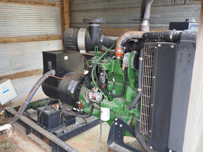 This 6-house poultry broiler farm, situated just north of - photo 34