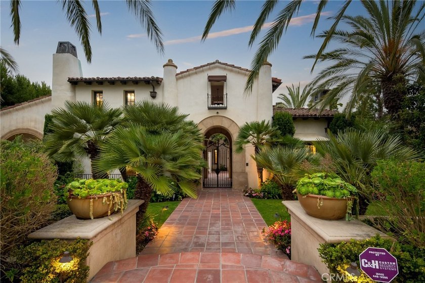 Nestled serenely on the front row, this extraordinary estate - photo 4