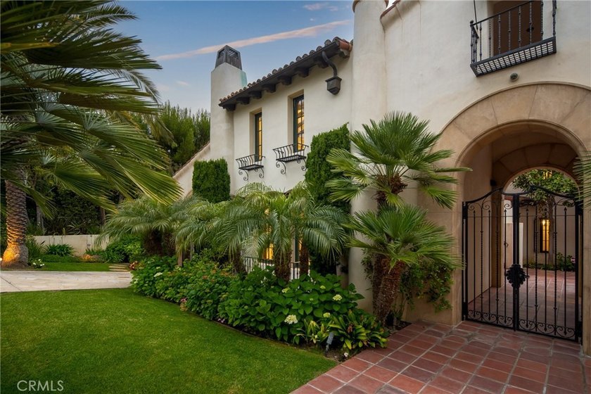Nestled serenely on the front row, this extraordinary estate - photo 5