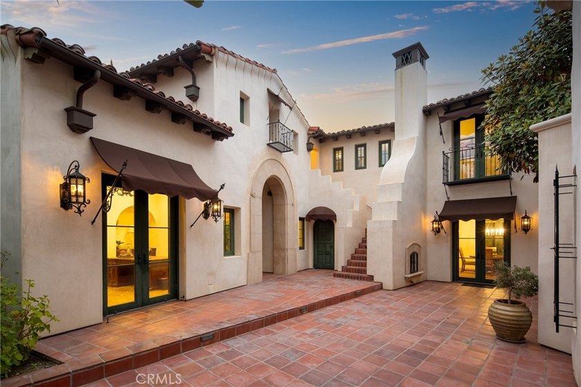 Nestled serenely on the front row, this extraordinary estate - photo 7
