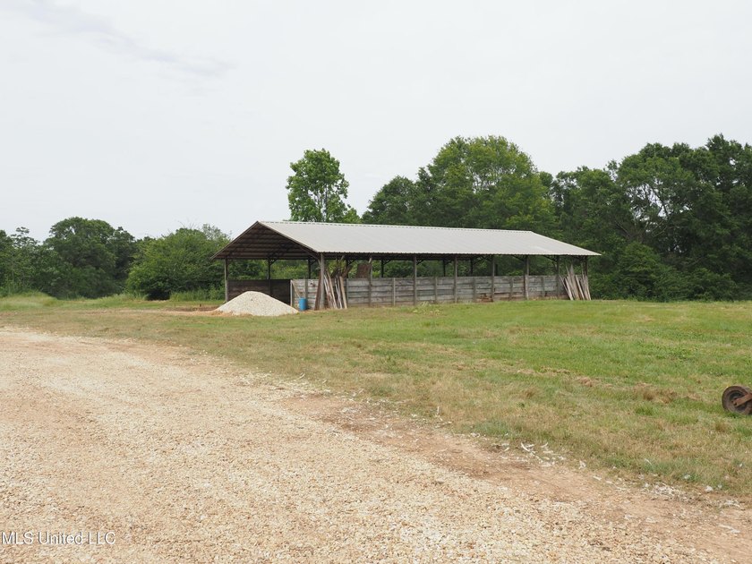 This 6-house poultry broiler farm, situated just north of - photo 38