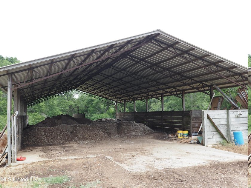 This 6-house poultry broiler farm, situated just north of - photo 39