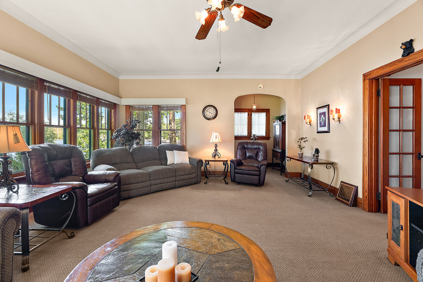 Living room with lots of windows - photo 7