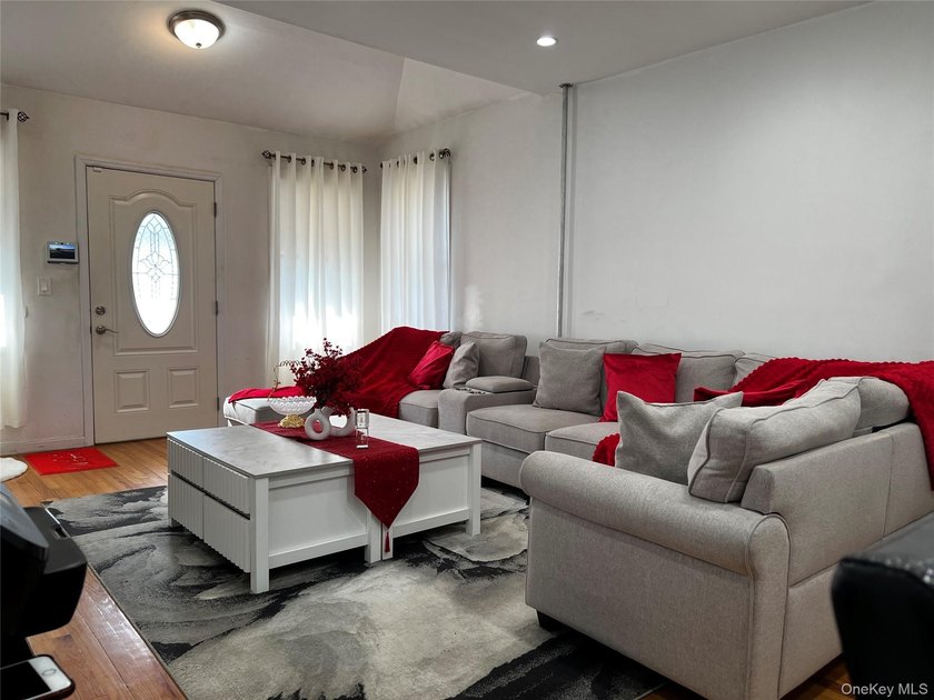 Welcome to this beautifully maintained and move-in ready - photo 2