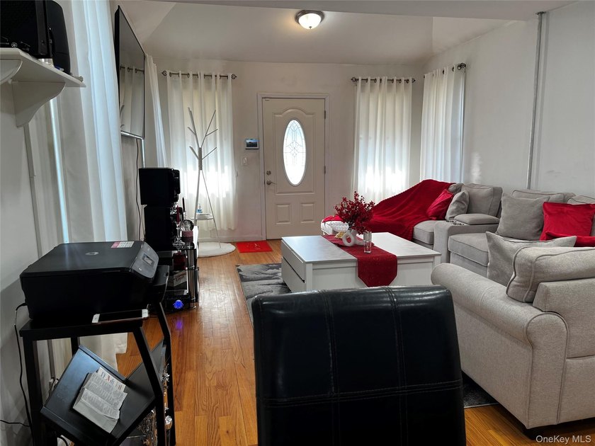 Welcome to this beautifully maintained and move-in ready - photo 3