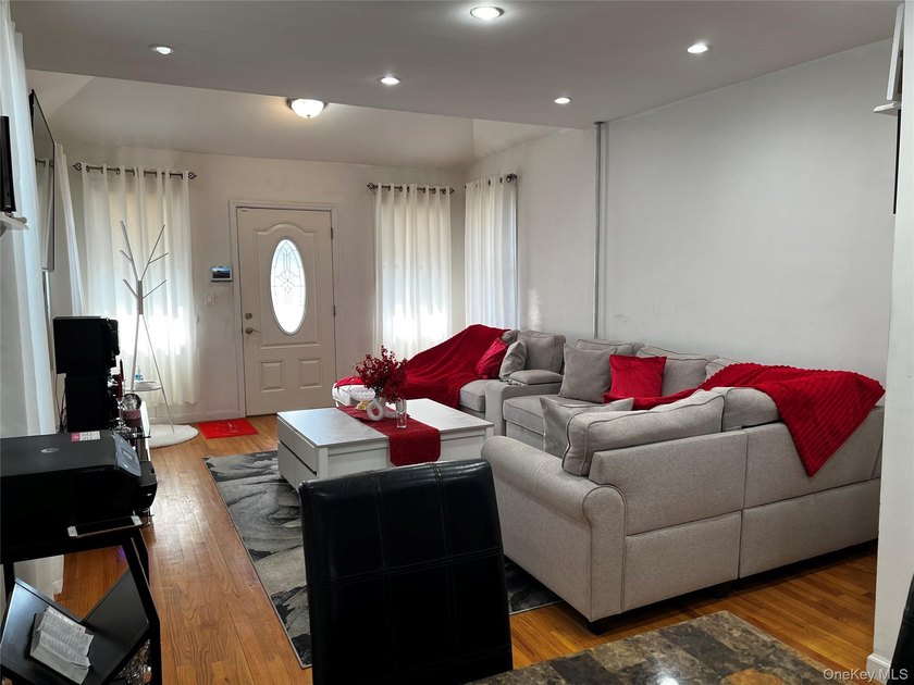 Welcome to this beautifully maintained and move-in ready - photo 7