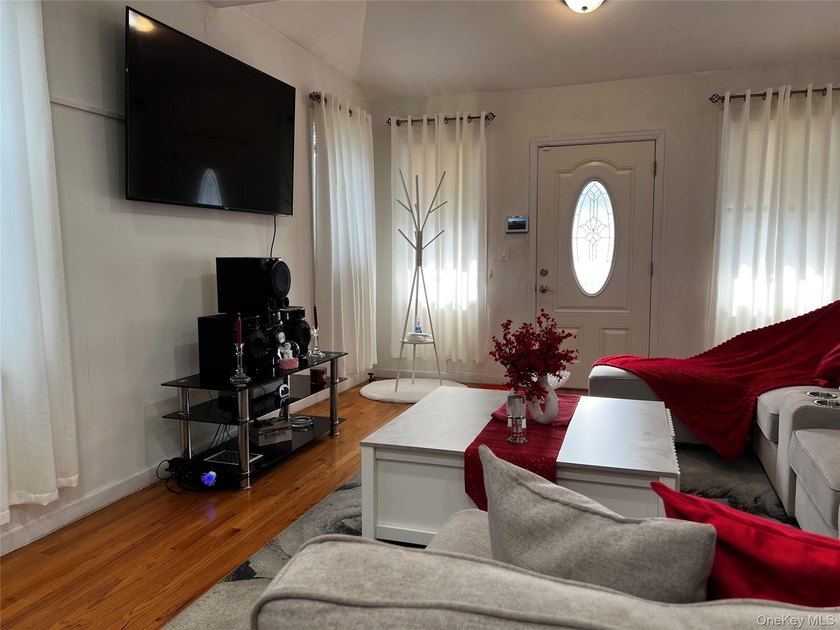 Welcome to this beautifully maintained and move-in ready - photo 8