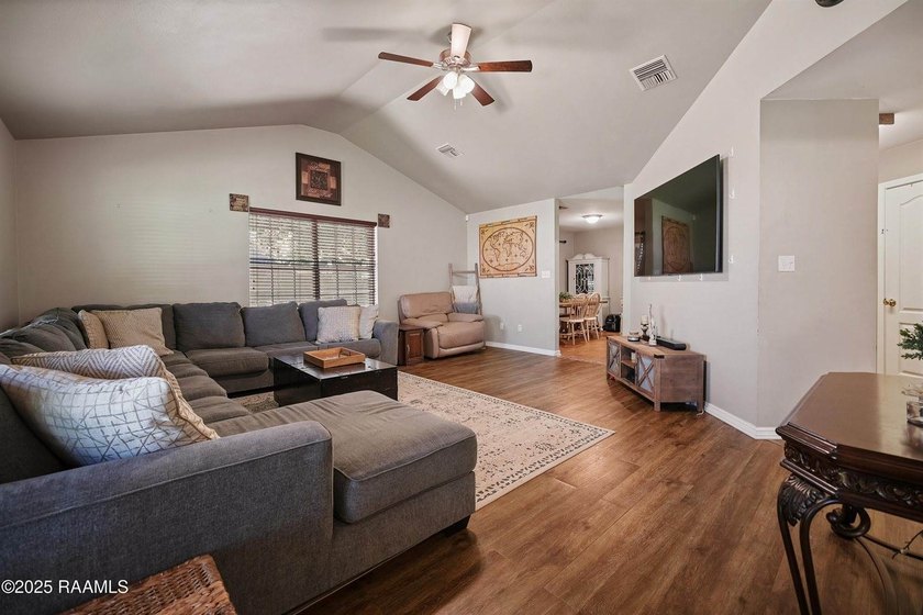 This beautifully maintained 2,139 sq. ft. home offers 3 bedrooms - photo 3