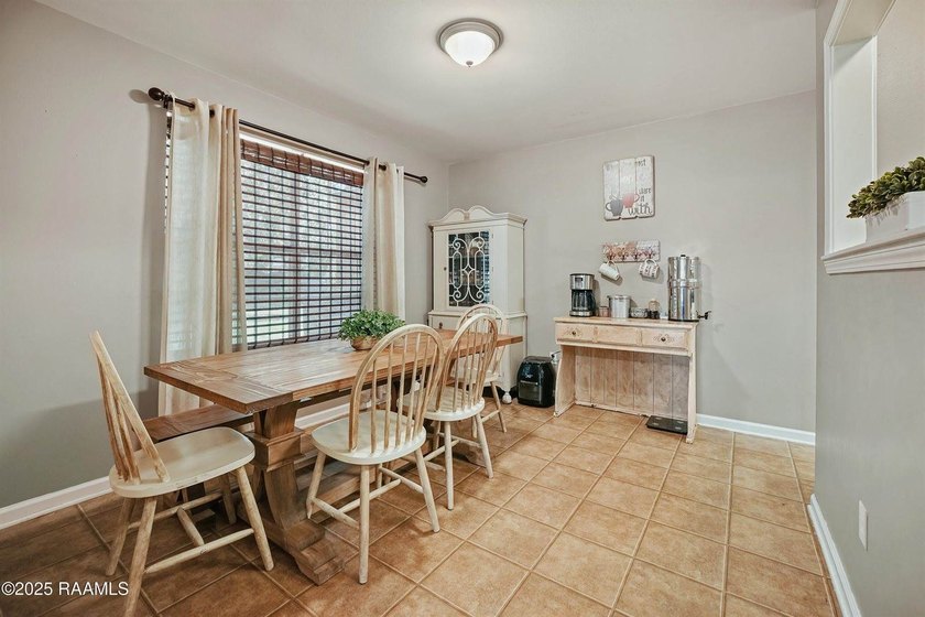 This beautifully maintained 2,139 sq. ft. home offers 3 bedrooms - photo 4