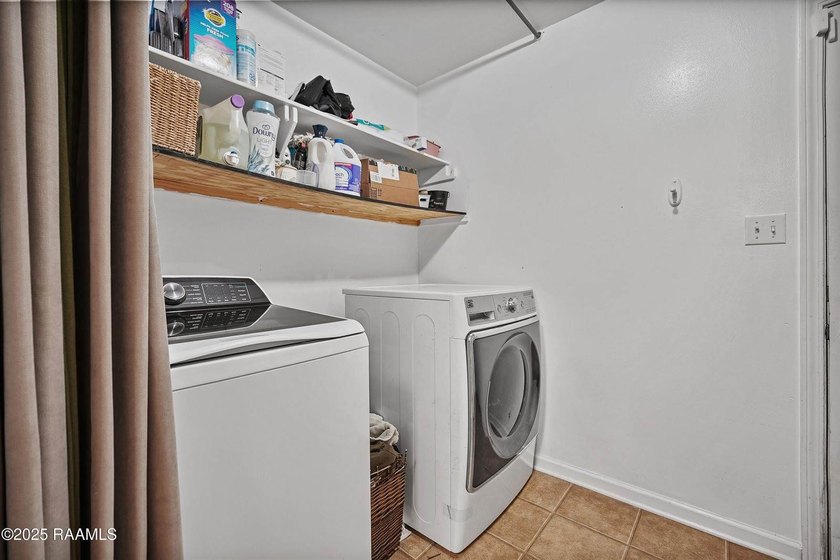 This beautifully maintained 2,139 sq. ft. home offers 3 bedrooms - photo 7