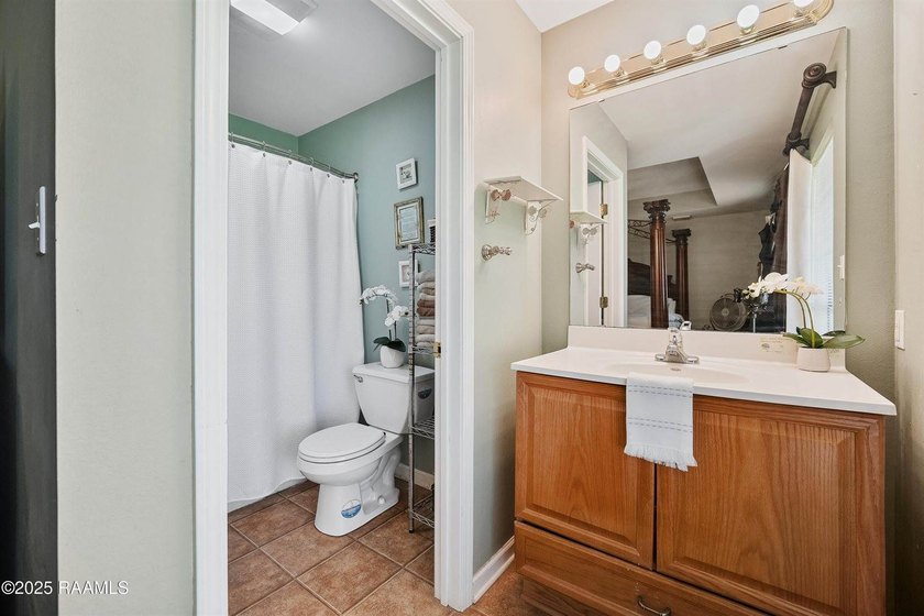 This beautifully maintained 2,139 sq. ft. home offers 3 bedrooms - photo 9